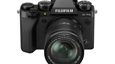 Fujifilm X-T5 + XF 18-55mm f/2.8-4 R (fekete/ezüst)